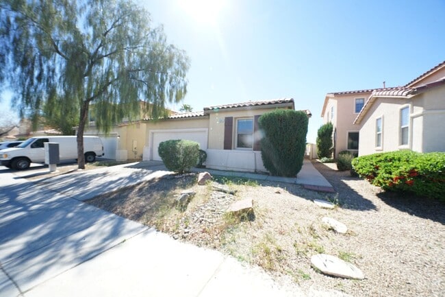 Building Photo - SHOWINGS AVAILABLE NOW