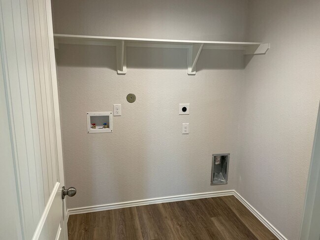 Foto del edificio - *Pre-Leasing*  Four Bedroom | Two Bathroom...