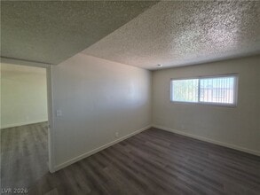 Building Photo - 615 S Royal Crest Cir