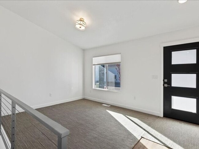 Building Photo - West Joran 3 bed 2 bath family home