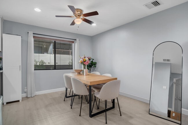 Foto del edificio - 14319 Addison St