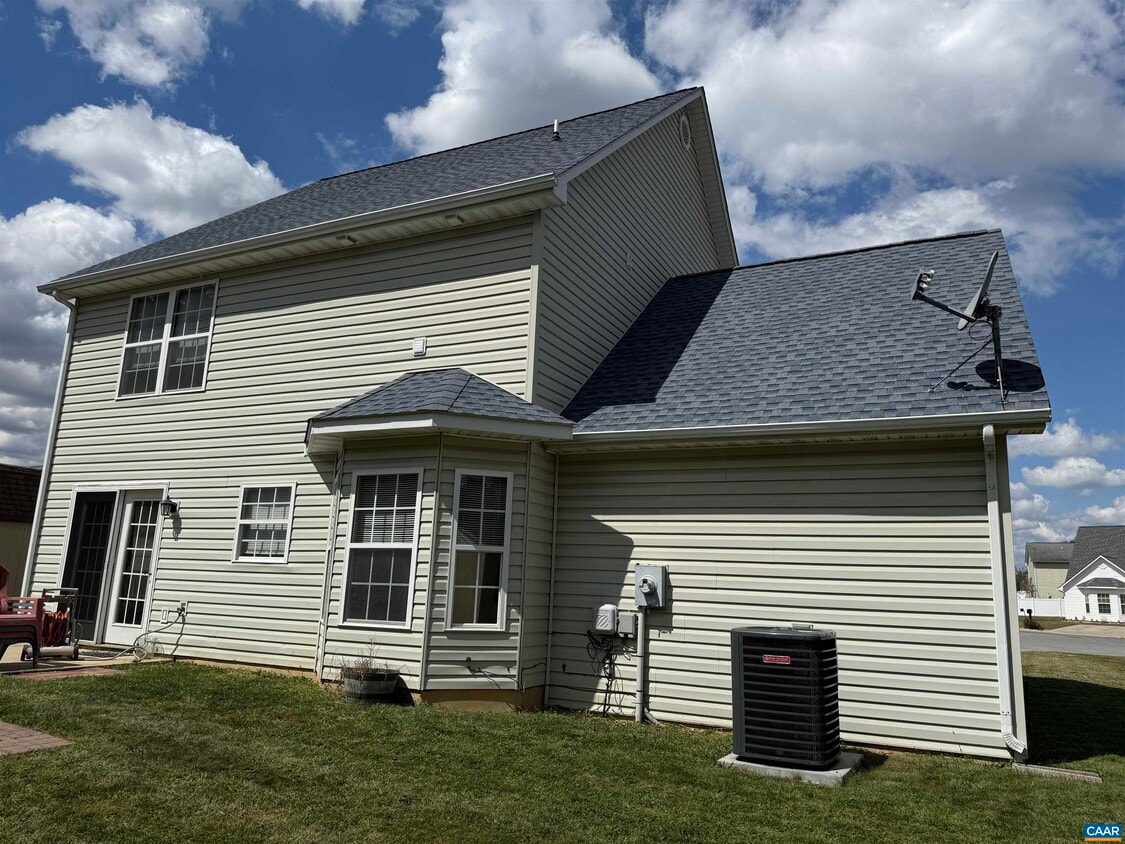 Building Photo - 216 Inglecress Rd