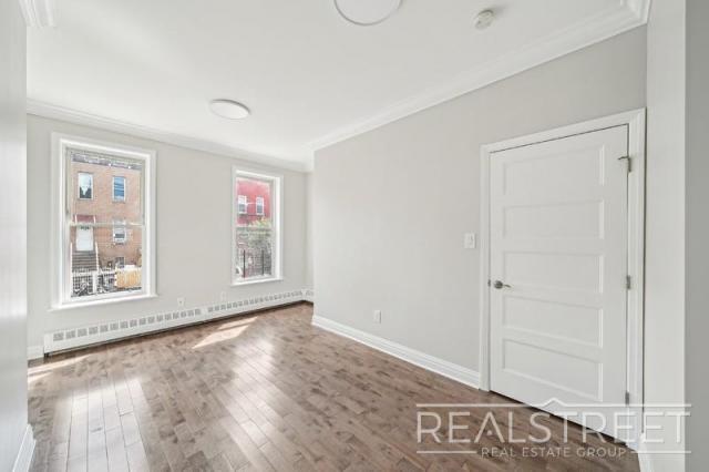 Foto del edificio - 4 bedroom in Brooklyn NY 11221