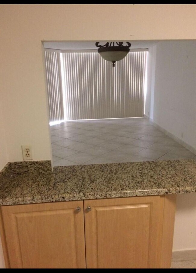 Foto del edificio - 1865 Brickell Ave