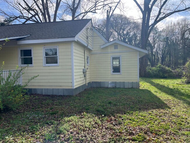 Building Photo - 3 Bed 1 Bath Home