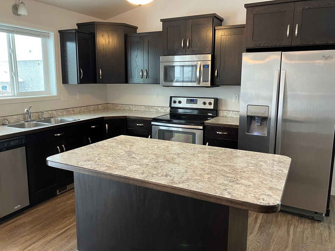 Foto principal - 4 Bed 3 Bath