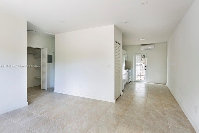 Building Photo - 7800 NE 10th Ct