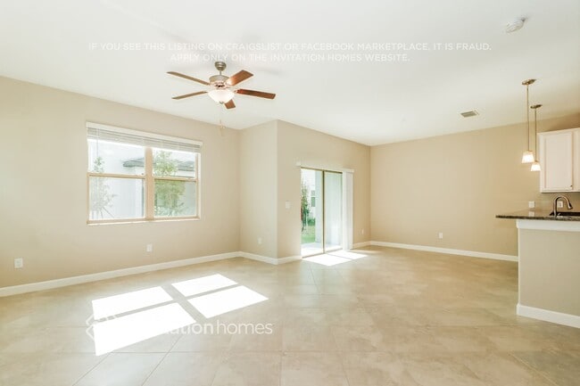Building Photo - 2865 Coach Manors Way