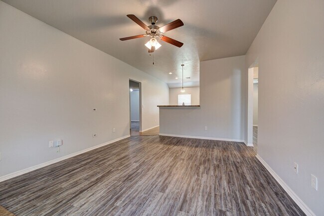 Building Photo - Adorable, Well-Maintained, and Convenientl...