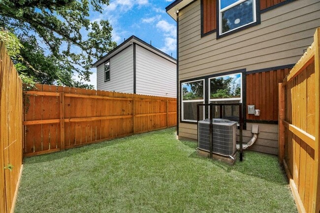 Building Photo - 2322 Wavell St