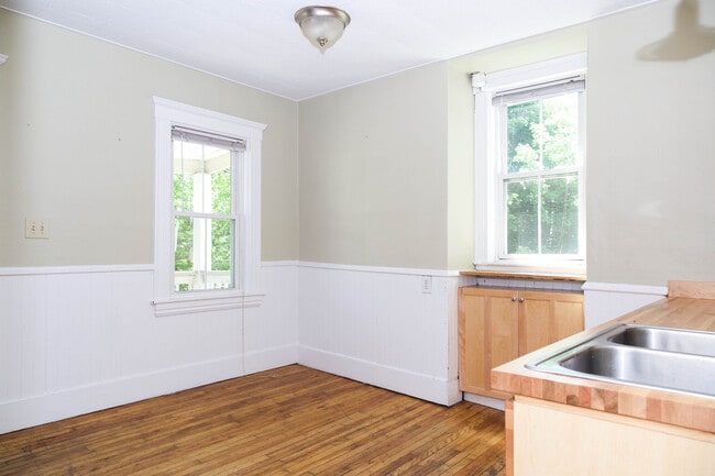 Building Photo - 1-5 Pine Pl