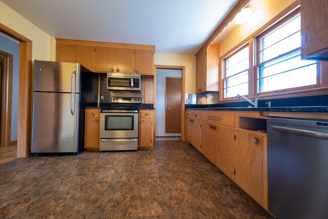 Building Photo - 922 W 61st St