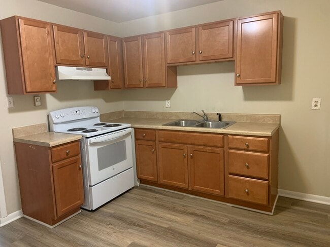 Building Photo - Updated 2 Bedroom, 1 Bath Apartment