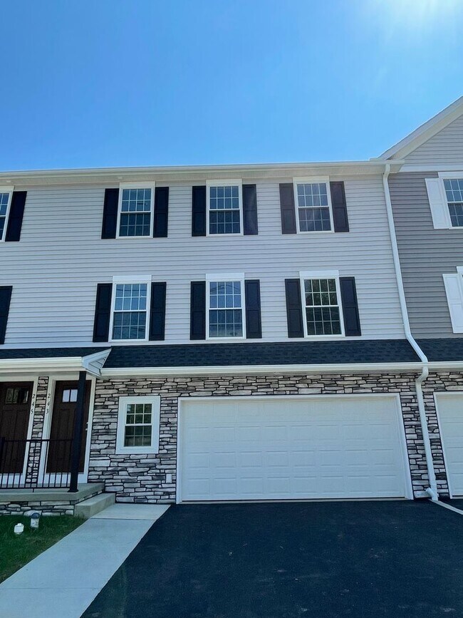 Foto del edificio - 3 bedroom 2.5 bathroom Townhome in Lancaster!