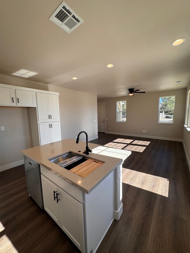 Foto del edificio - NEW! 3/2.5/2 Townhome in Gardnerville