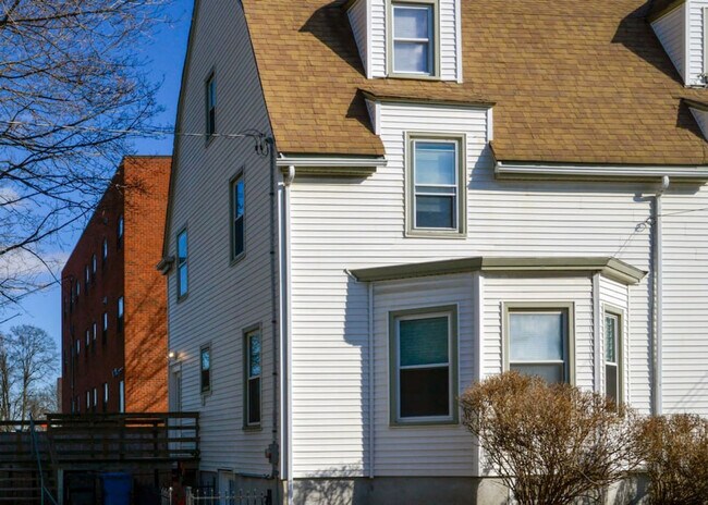 Building Photo - 163 Cambridge St