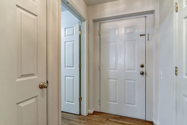 Foto del edificio - 3 Bed 2 Bath - Germantown Condo - Washer/Dryer In Unit