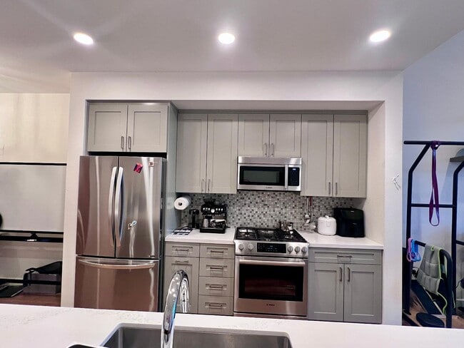 Building Photo - 400 El Camino Real