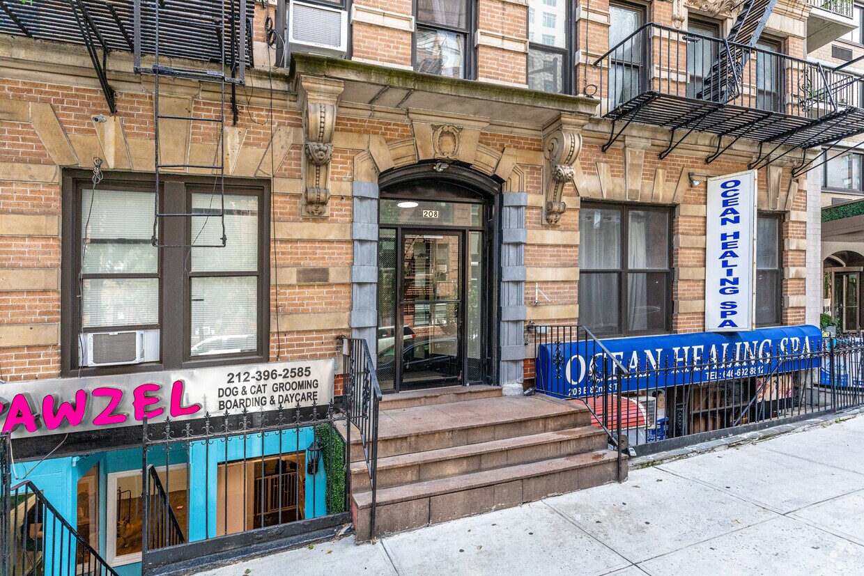 Building Photo - 208 E 82nd St