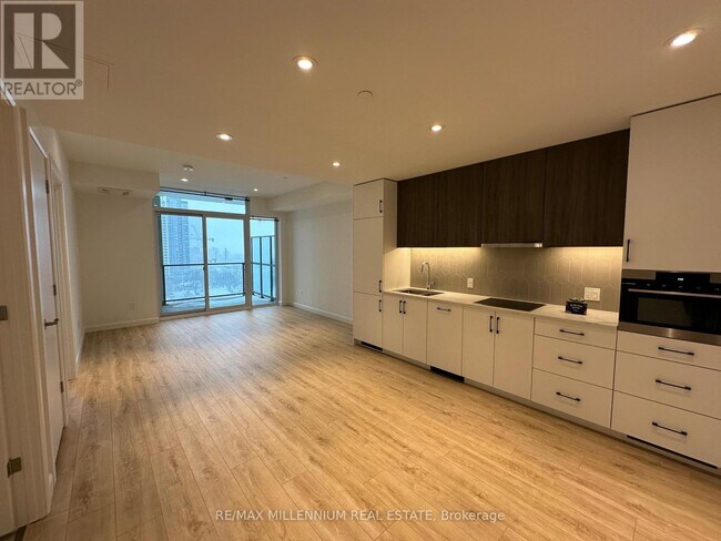 Photo du bâtiment - 741 King St W