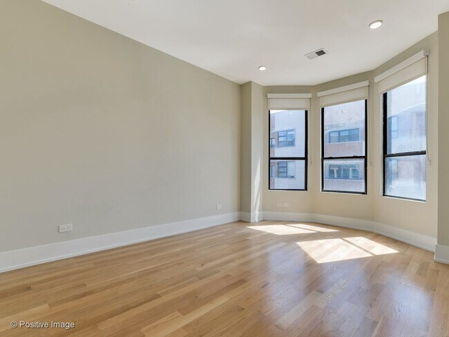 Building Photo - 1756 W North Ave