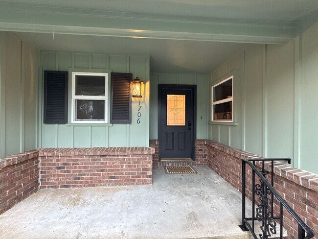 Foto del edificio - Amazing Location & Spacious Corner Lot!