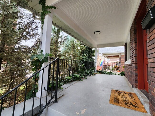 Foto del edificio - East Bench Luxury Bungalow - Fully Renovated and STUNNING!