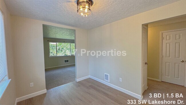 Foto del edificio - Freshly Updated 3 BD | 1.5 BA Unit - Downtown Estacada