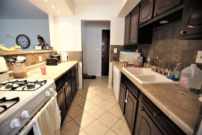 Building Photo - 2210 Country Club Dr