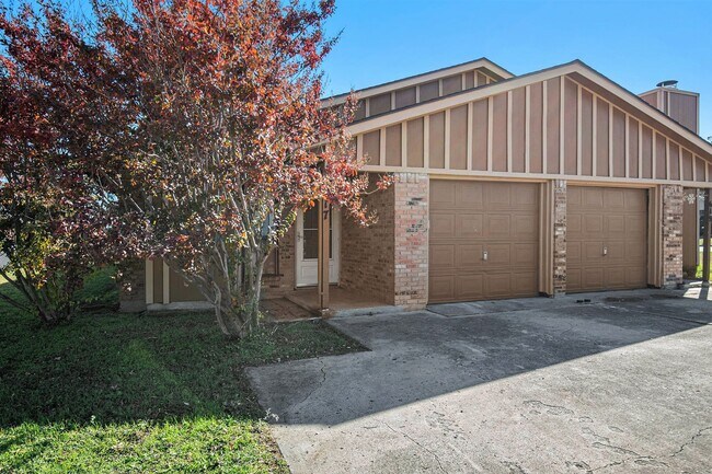 Foto del edificio - Modern duplex featuring three bedrooms and two bathrooms with an attached garage.