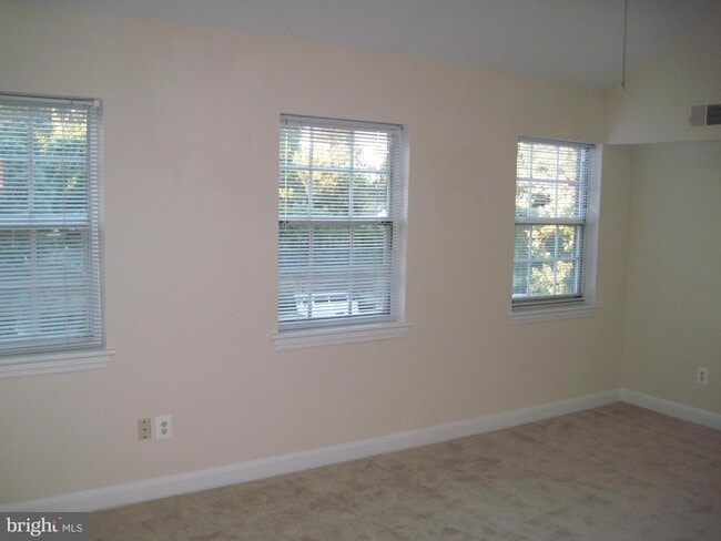 Building Photo - 2107 N Taft St