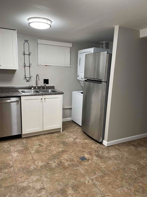 Building Photo - 496 E Joye St