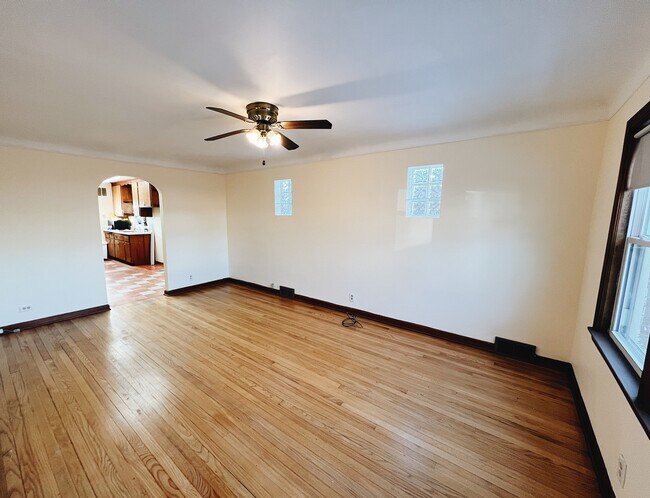 Building Photo - 5512 N Nagle Ave