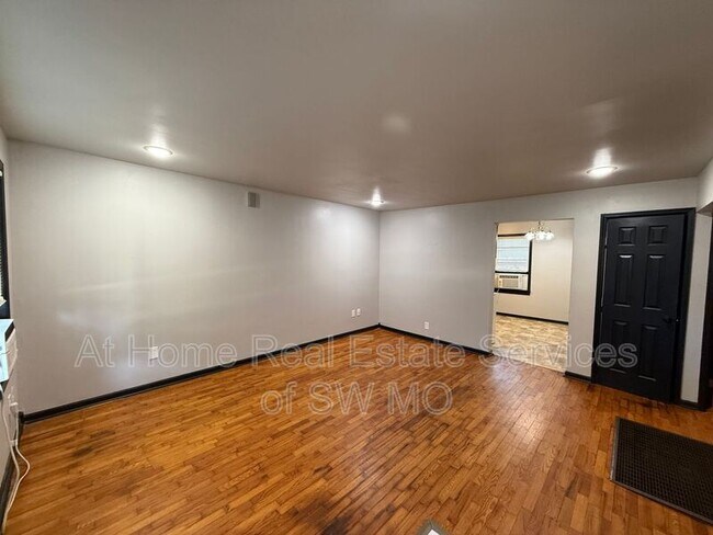 Building Photo - 1521 E McDaniel St