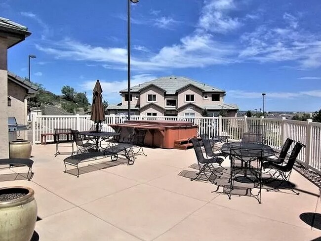Foto del edificio - 2 Bedroom Condo Minutes to Ft. Carson