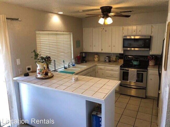 Foto del edificio - "Charming 3-Bedroom Home with 2 Full Baths in Lubbock's Heart – 1277 Sq Ft of Comfort Await!"