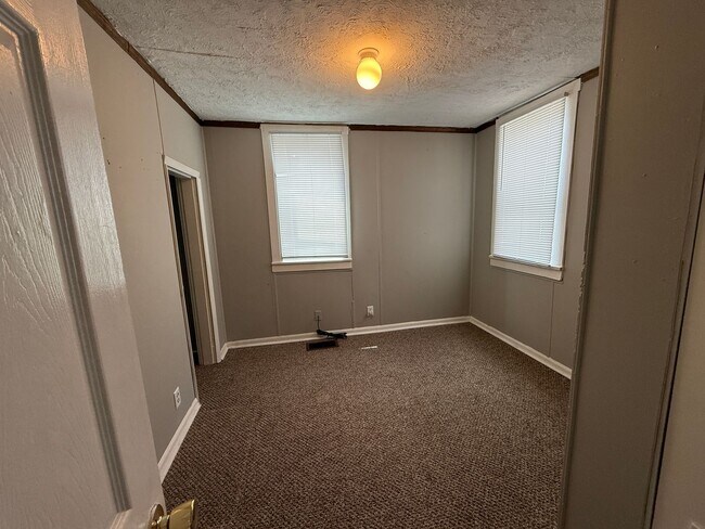 Foto del edificio - Large 3 bed 1 bath! - Elwood!