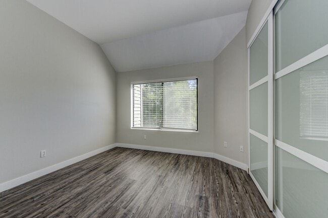 Foto del edificio - PRICE DROP!!!!! 2 Bedroom Condo in Great Location with Pool and Underground Parking!!