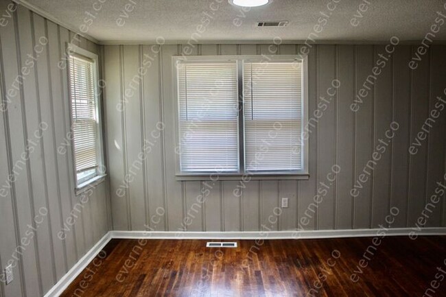 Building Photo - 4 BED & 2 BATH / PET-FRIENDLY / S8 ACCEPTED