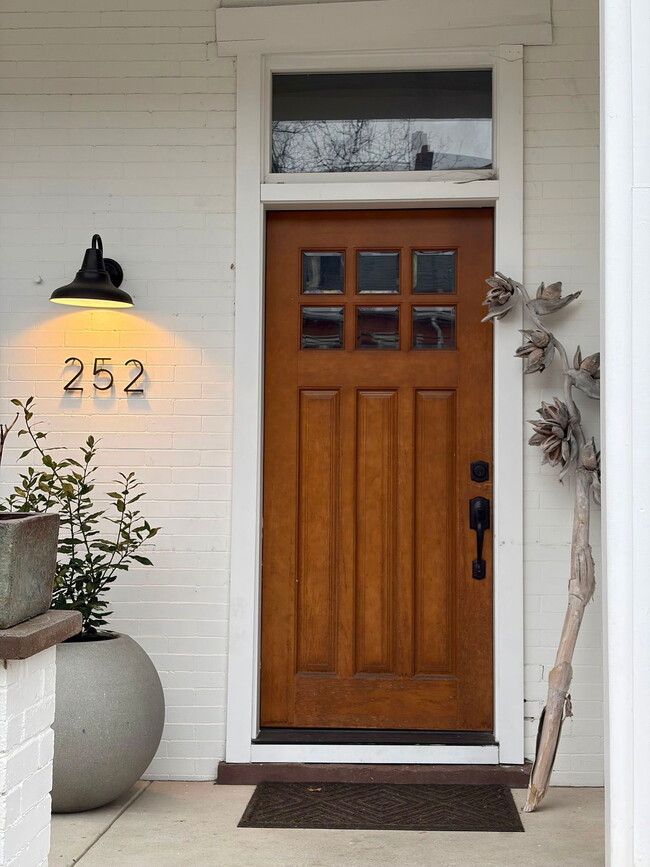 Building Photo - 252 N Mulberry St