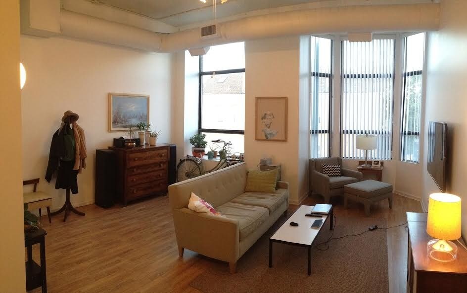 Sala de estar/ habitación familiar - 837 N Milwaukee Ave