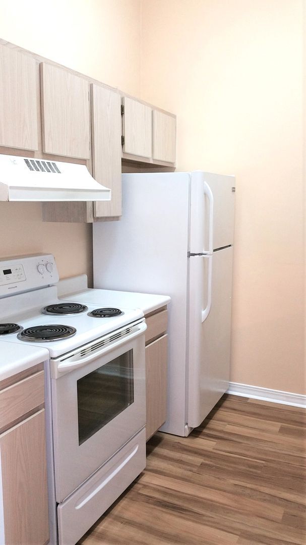 Building Photo - FOR RENT 3 Bedroom 2 bathroom upper floor ...