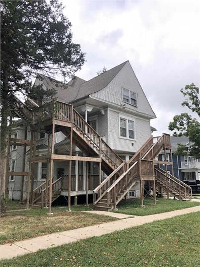 Photo - 702 W Green St Apartment