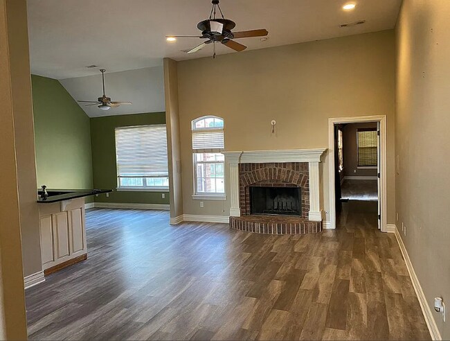 Building Photo - Spacious 4 Bedroom, 3 Bath Home | Prime Lo...