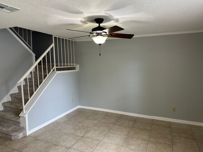 Building Photo - Completely renovated 3/2.5 Town home