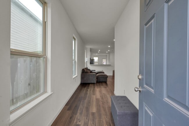 Foto del edificio - 16435 Big Hickory Dr