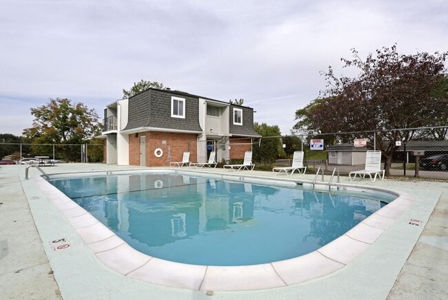 Building Photo - Hollow Hills Apartments