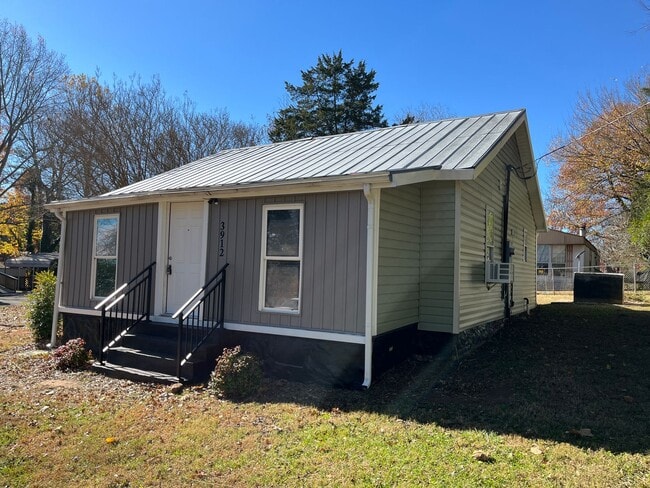 Building Photo - Cozy 2-Bedroom, 1-Bathroom Home