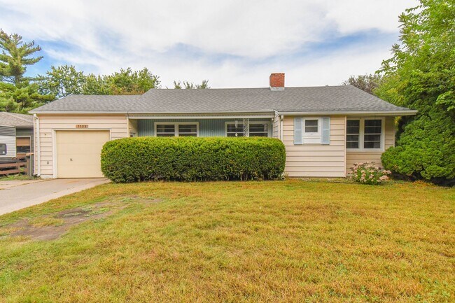 Building Photo - Spacious Central Sioux Falls Home with Ent...