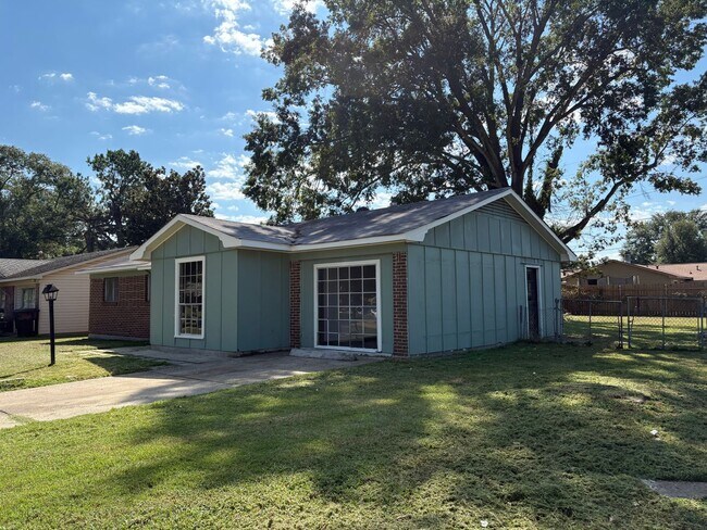Foto del edificio - Awesome home with lots of space and storage!
